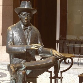 Fernando Pessoa's bronze statue